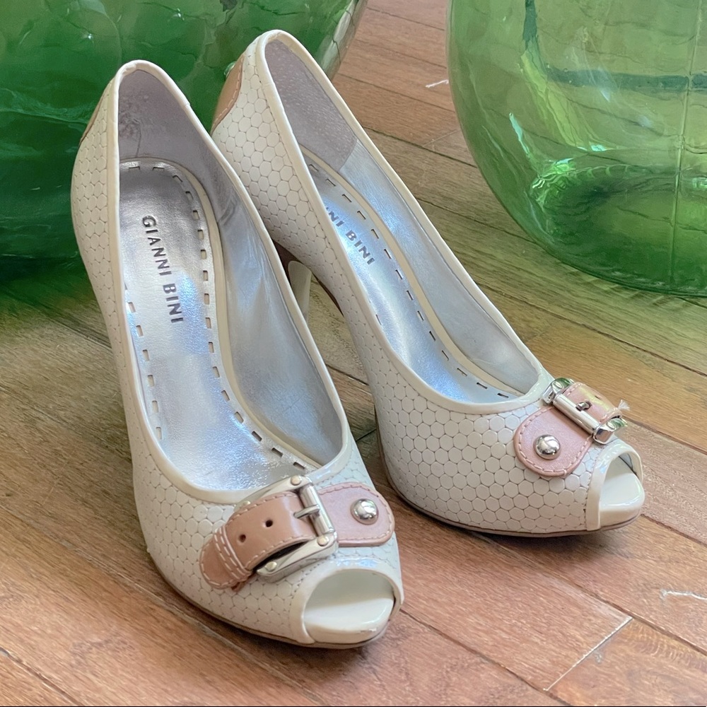 Gianni Bini heels in cream and brown